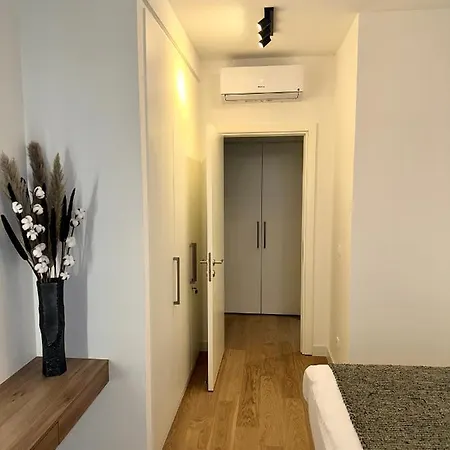 Skyway Waterfront Apartment